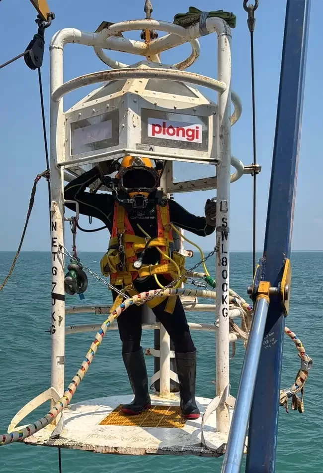 Coomercial diver plongi